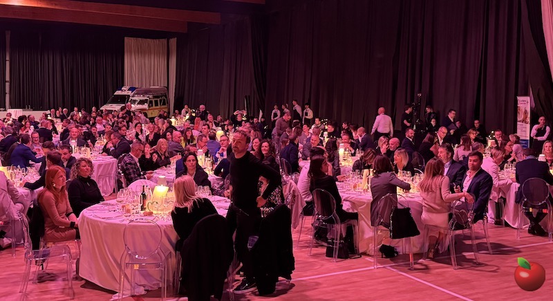 CV_charity_dinner2.JPG (130 KB)