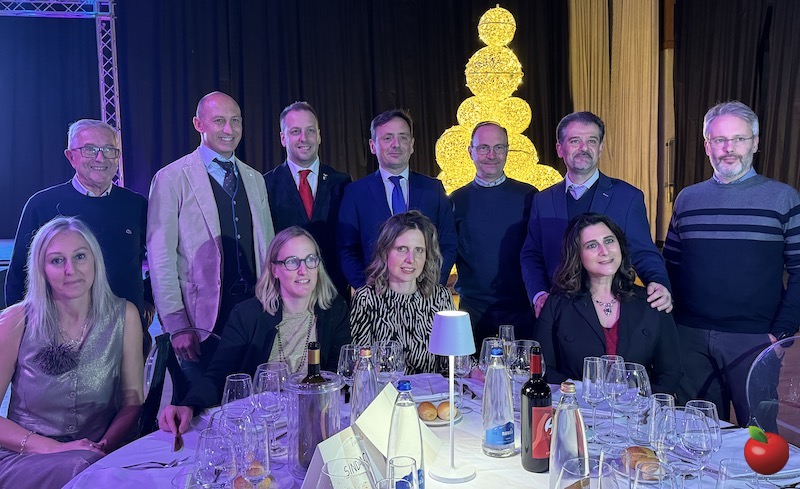 CV_charity_dinner3.JPG (149 KB)