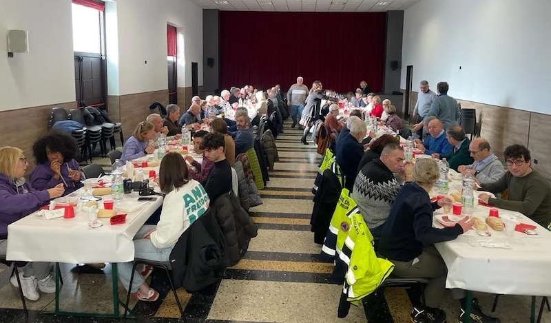Nibionno_pranzo_volontari00001.JPG (121 KB)