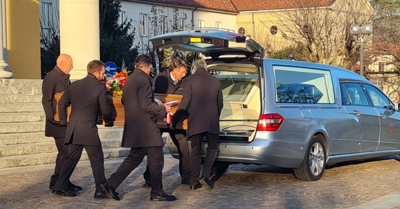 casatefunerali2.jpg (110 KB)