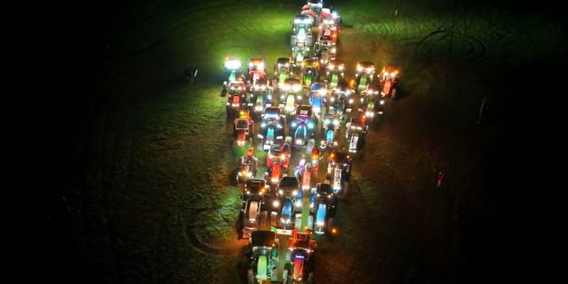Rogoredo: i trattori formano un grande albero illuminato