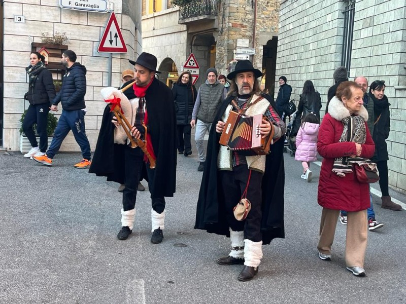 Missaglia__auguri_in_piazza_23_3.jpg (167 KB)