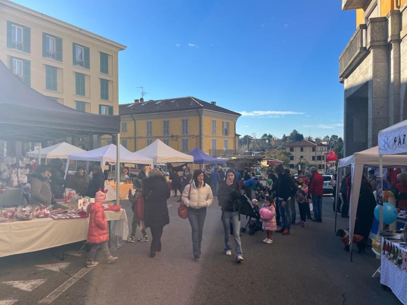 Missaglia__auguri_in_piazza_23_4.jpg (99 KB)