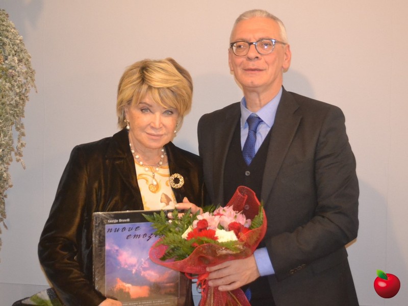 Nibionno__amici_della_paraplegia_2_Da_destra_la_dottoressa_Monini_e_il_prefetto_Sergio_Pomponio-01.jpg (82 KB)