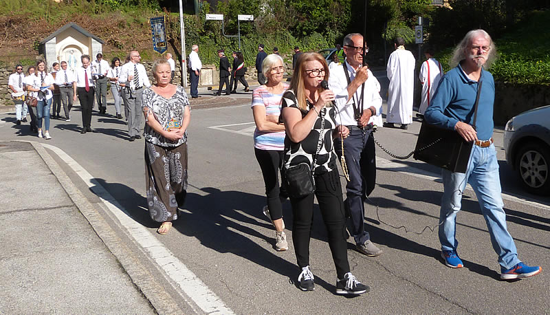cortenuovaprocessione5.jpg (121 KB)