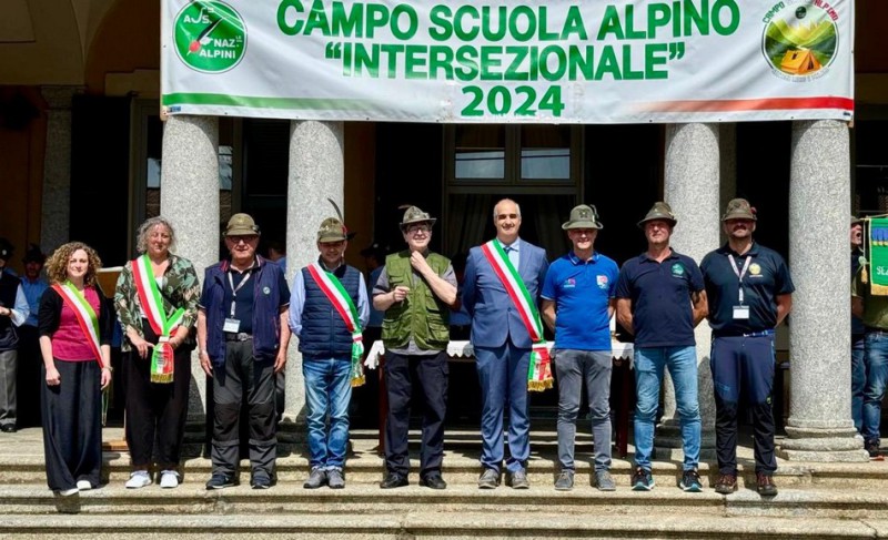 Le_autorit__che_hanno_presenziato_alla_cerimonia.JPG (126 KB)
