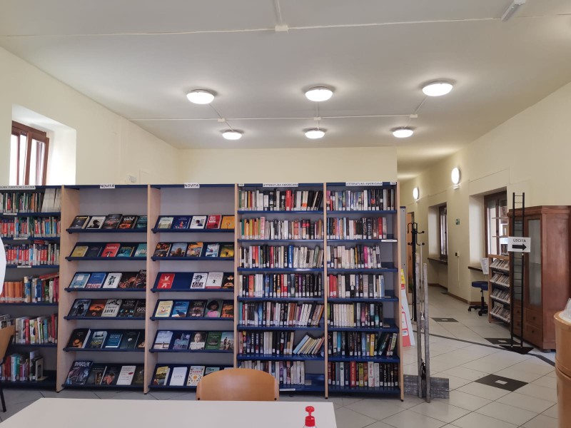 Biblioteca_Barzanò2_1_.JPG (104 KB)