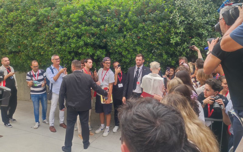 alcuni_appostati_in_zona_conferenze.jpeg (209 KB)