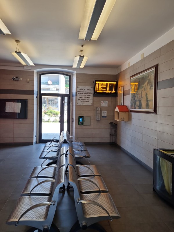 Stazione_di_Merone-_sala_d_attesa.jpeg (91 KB)