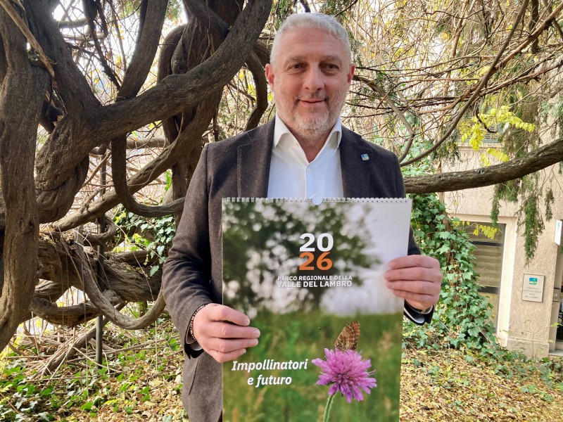 Il_presidente_Marco_Ciceri_con_il_Calendario_del_Parco_2026.jpg (204 KB)