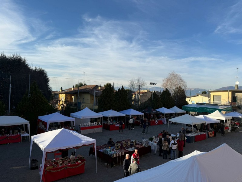 Sirtori__mercatini_immacolata.JPG (98 KB)