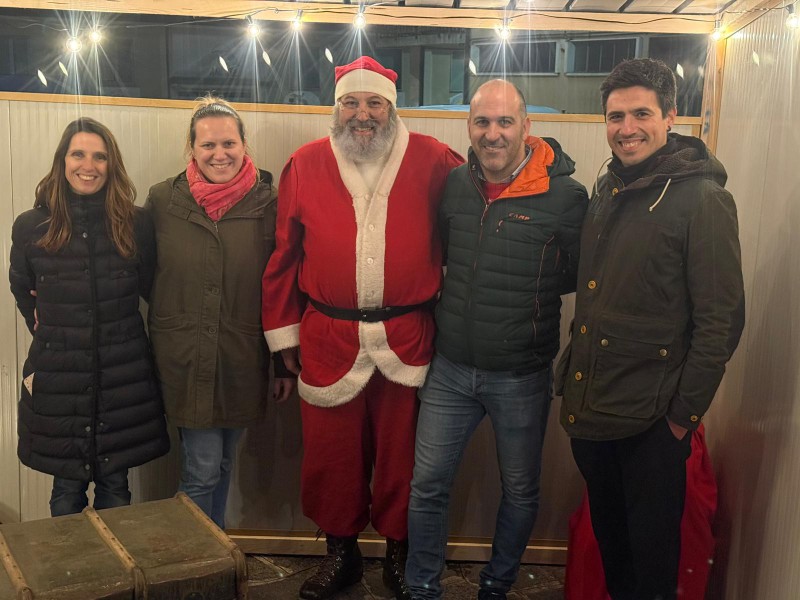 amministrazione_Castello_e_Babbo_Natale.jpg (102 KB)