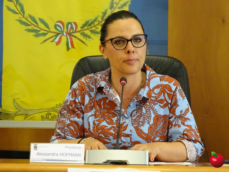 hofmann_alessandra.jpg (413 KB)