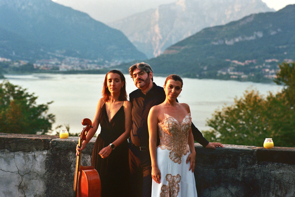 Le_Carillon_Persan_Trio.jpg (357 KB)