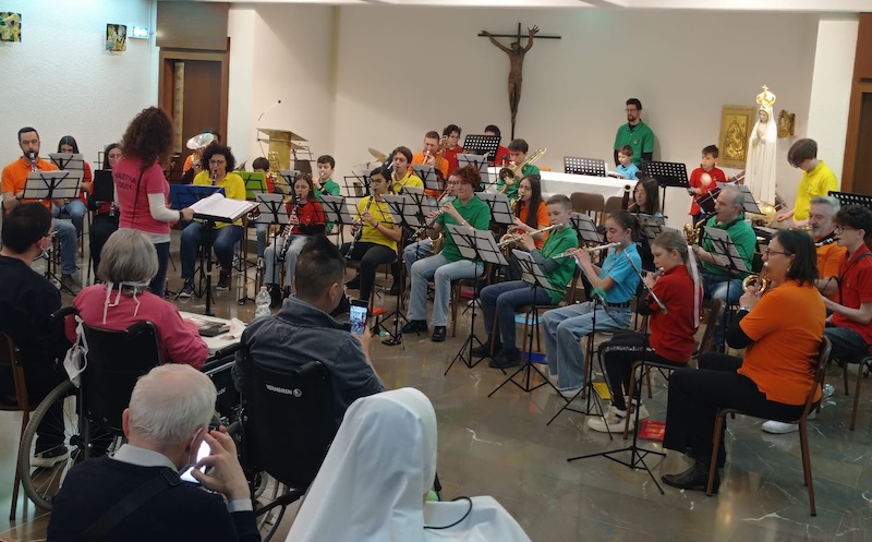 Costa_junior_band3.jpg (164 KB)