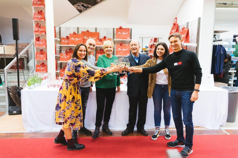 FotoFamigliaSala.jpg (114 KB)