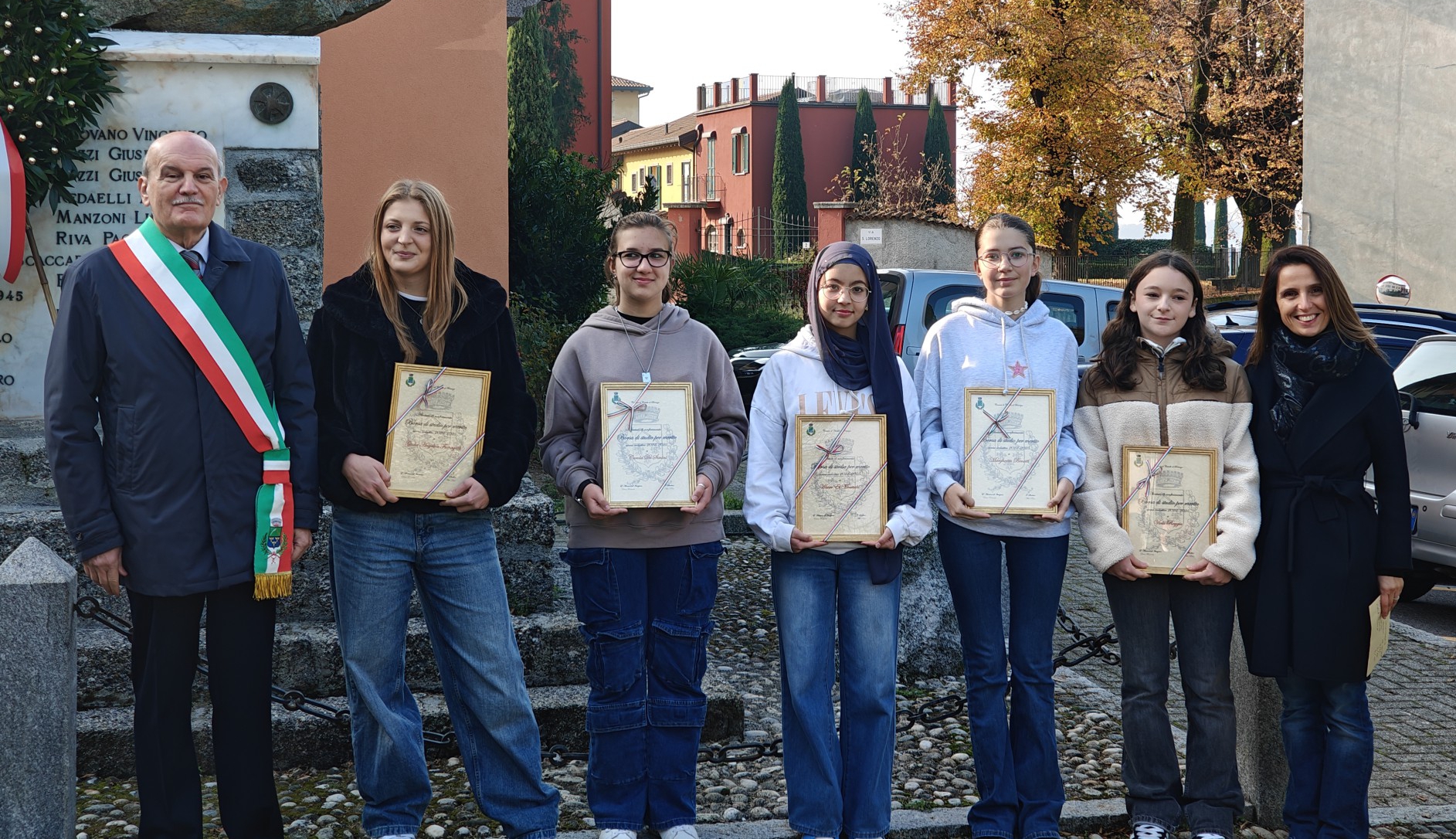 castello_borsestudio__15_.jpg (1.37 MB)