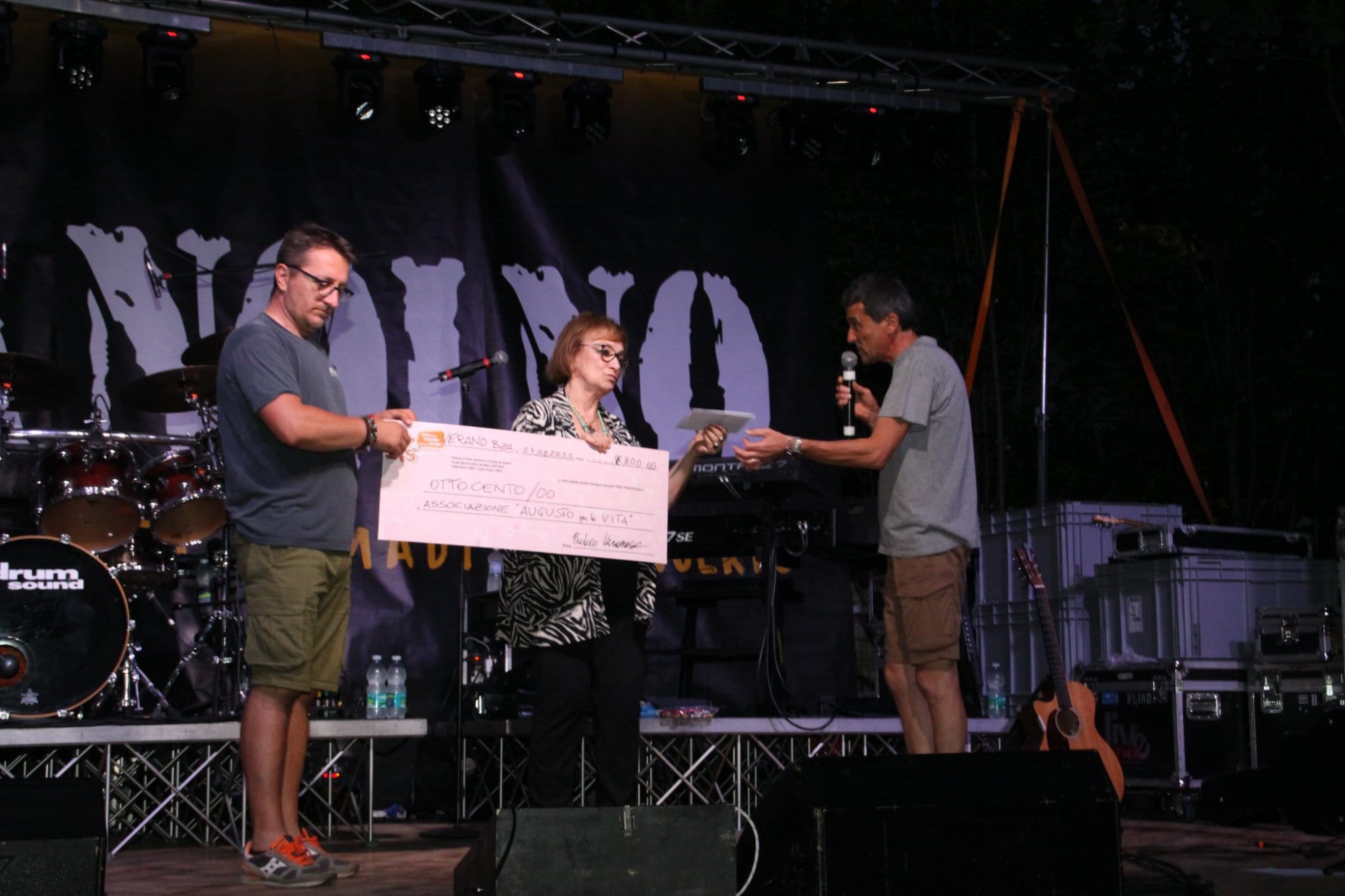 rosanna_fantuzzi_con_il_ricavato_della_serata.jpeg (338 KB)