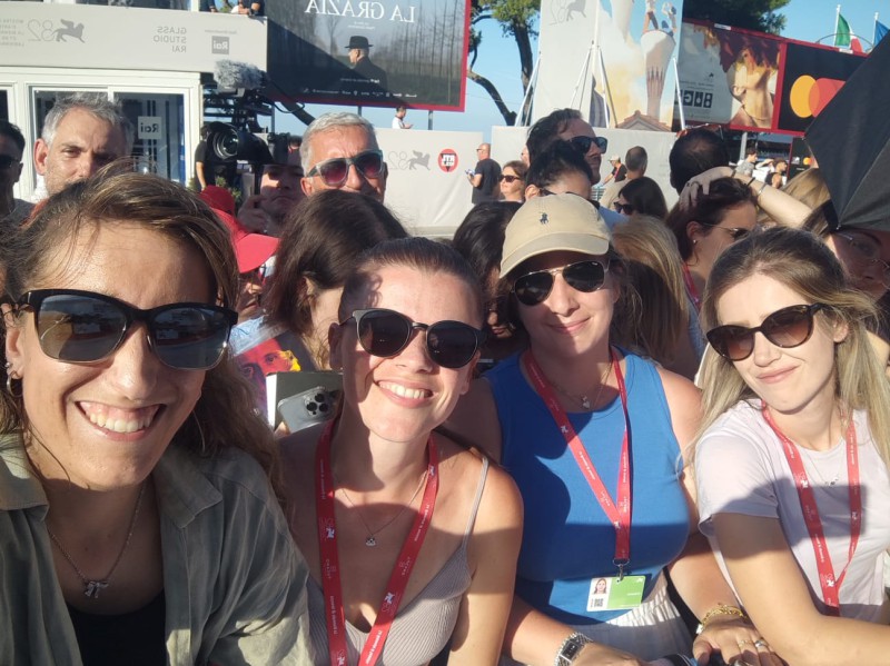 con_ginevra_carlotta_e_chiara_prima_dell_ultimo_red_carpet.jpeg (125 KB)