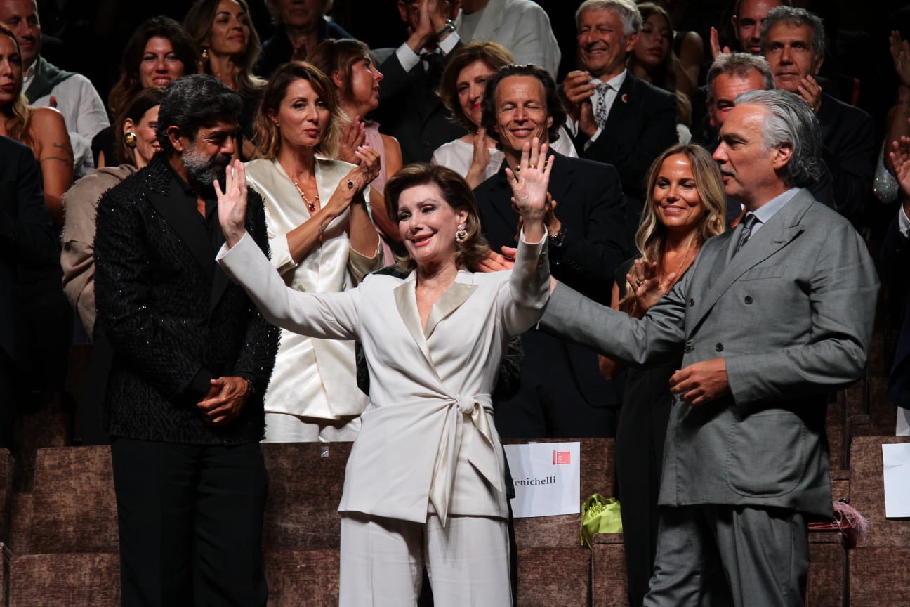edvige_fenech_durante_la_premiere_de_il_maestro.jpeg (133 KB)