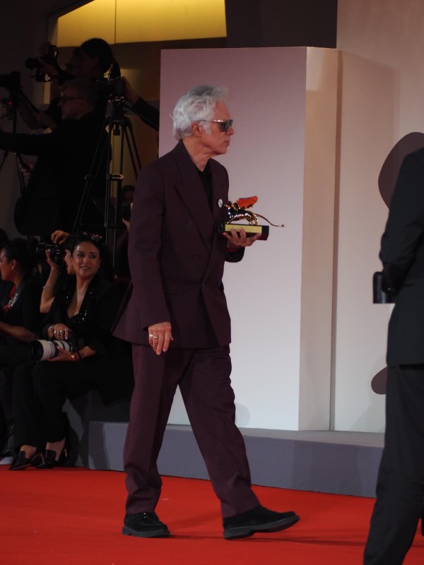 jim_jarmusch_con_il_leone_d_oro.jpeg (57 KB)