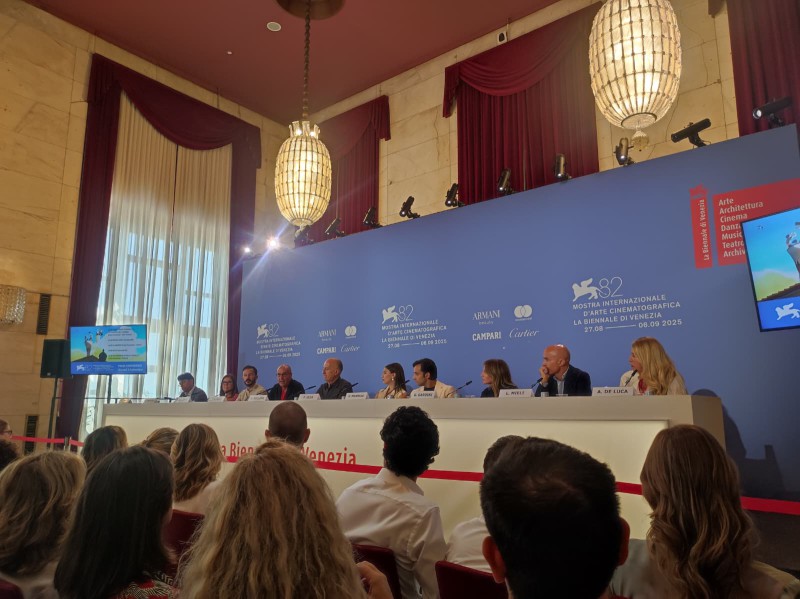 la_conferenza_stampa_de_il_mostro.jpeg (96 KB)