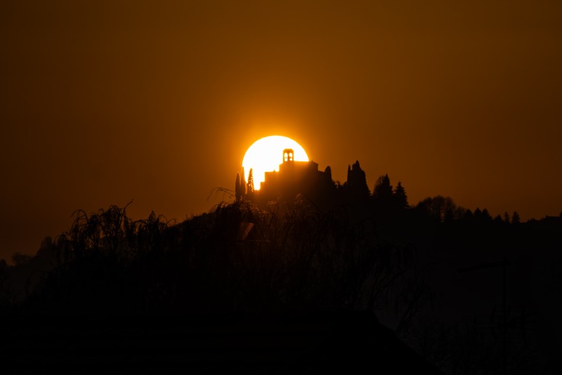 Montevecchia: il passaggio del sole dietro il Santuario