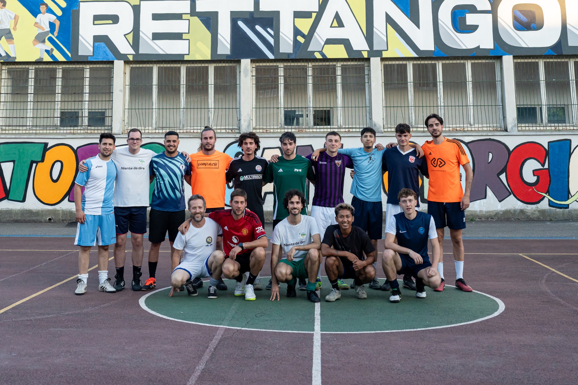 Giocatori_di_Casatenovo_vs_Resto_del_mondo_con_le_maglie_delle_proprie_squadre.jpg (678 KB)