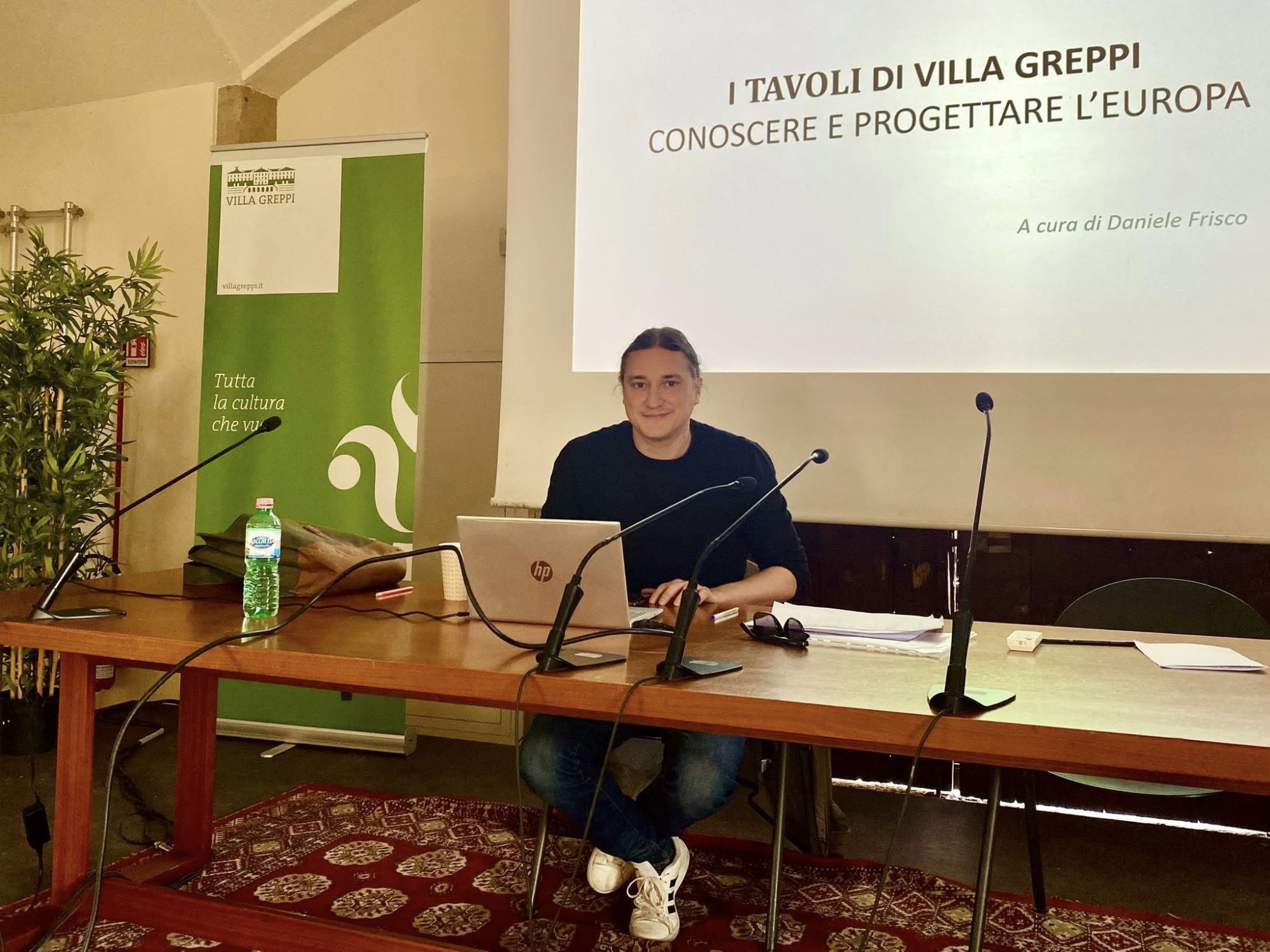 Daniele_Frisco_-_I_tavoli_di_villa_greppi.jpg (521 KB)