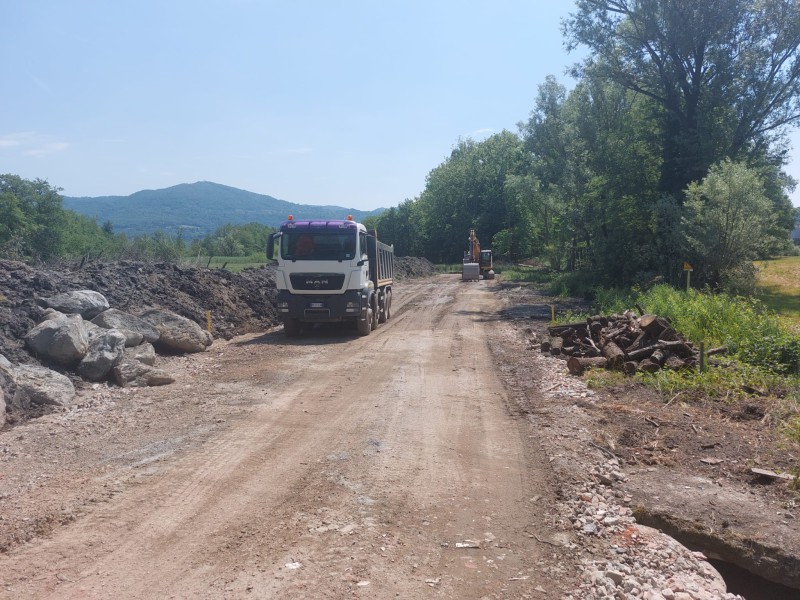 Gandaloglio_cantiere_pista_vasca_di_laminazione_Gandaloglio_confine_con_Sirone_2_.jpg (145 KB)