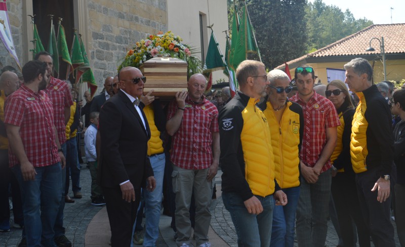 funeralilongoni1.jpg (98 KB)