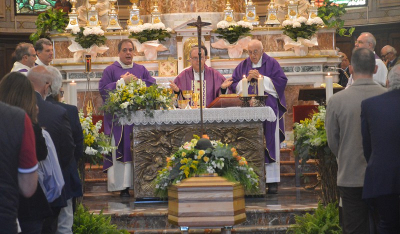 funeralilongoni2.jpg (111 KB)