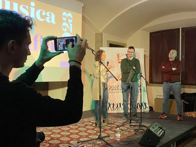 Musica_antimafia_23_-_Lucia_Urbano_e_Alessio_Colombo__Atonga_.jpg (109 KB)