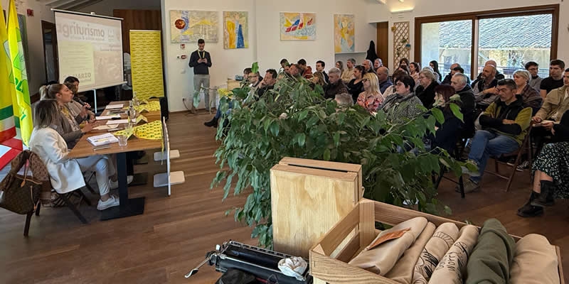 Relatori_e_pubblicoPRIMA.jpg (158 KB)