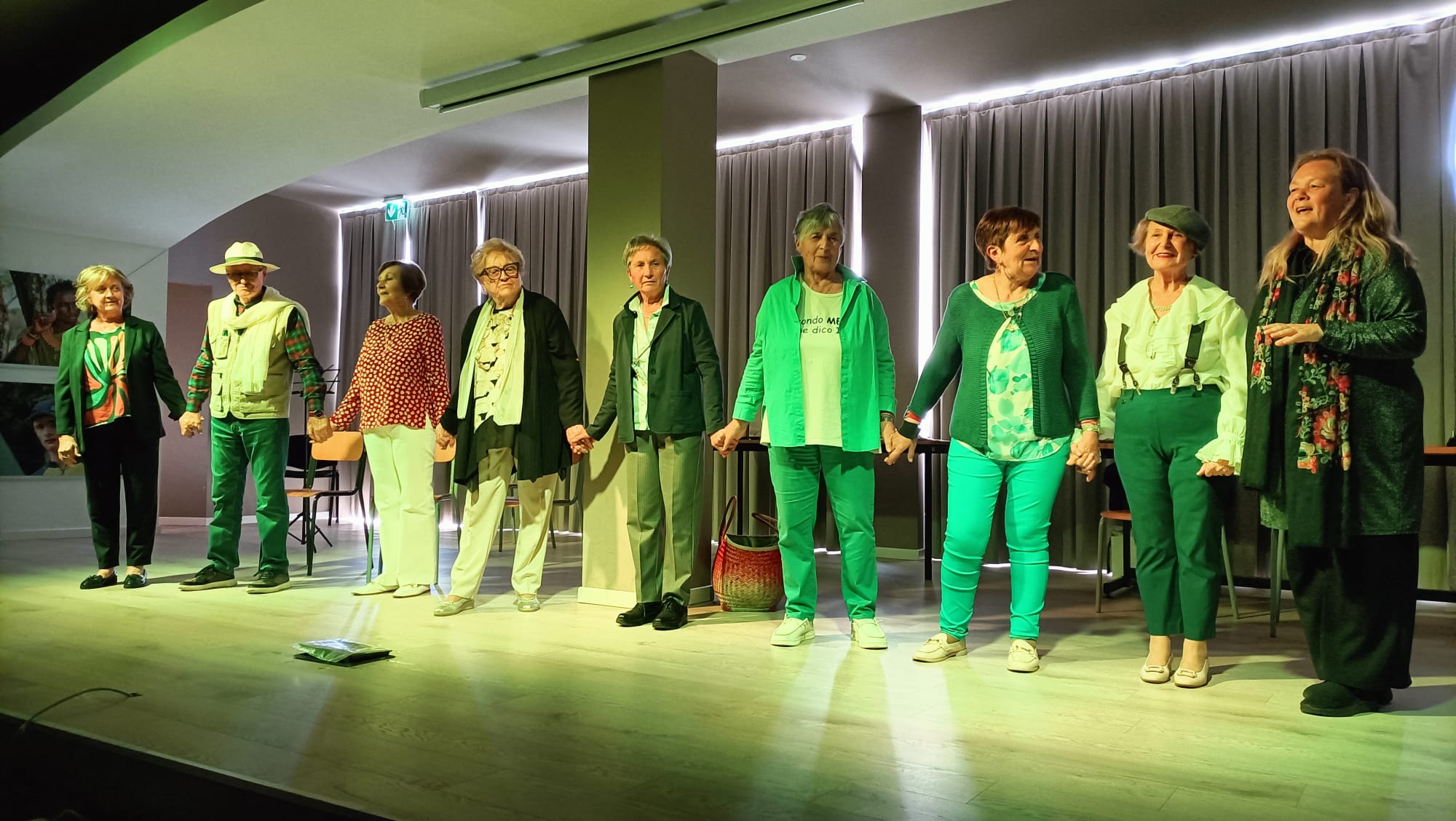oggionoteatro9.jpg (271 KB)