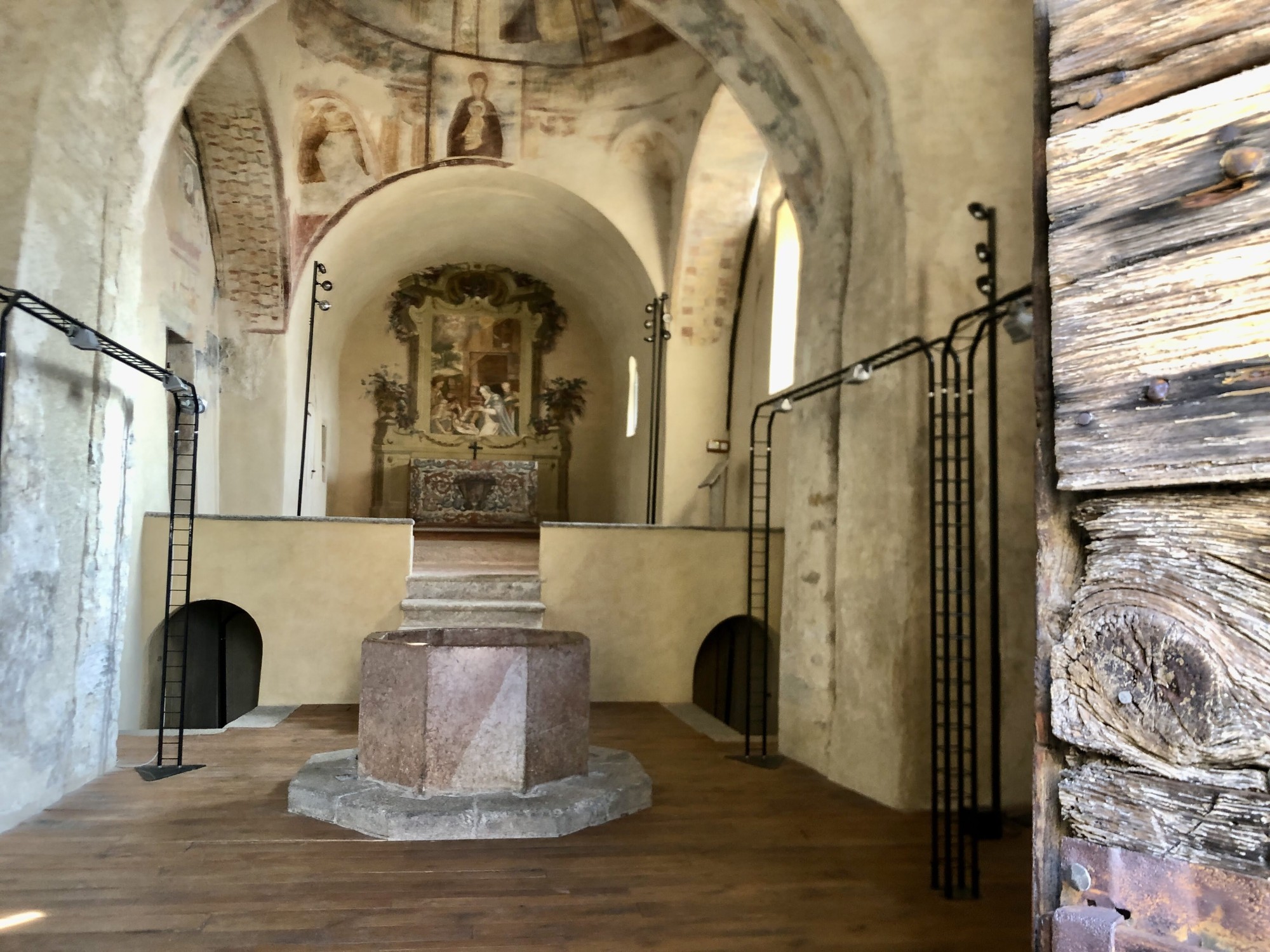 Canonica_interno.jpg (552 KB)