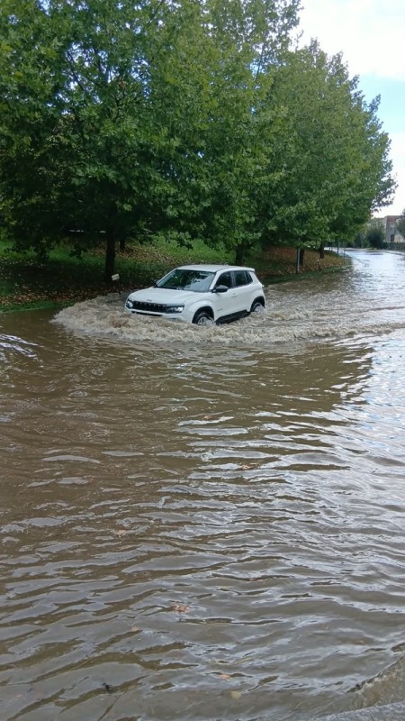 allagamento_Cassago_Bulciago_auto_bianca.jpg (122 KB)