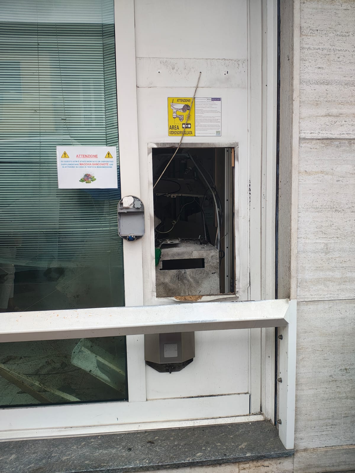 bancomat_barzano3.jpg (237 KB)