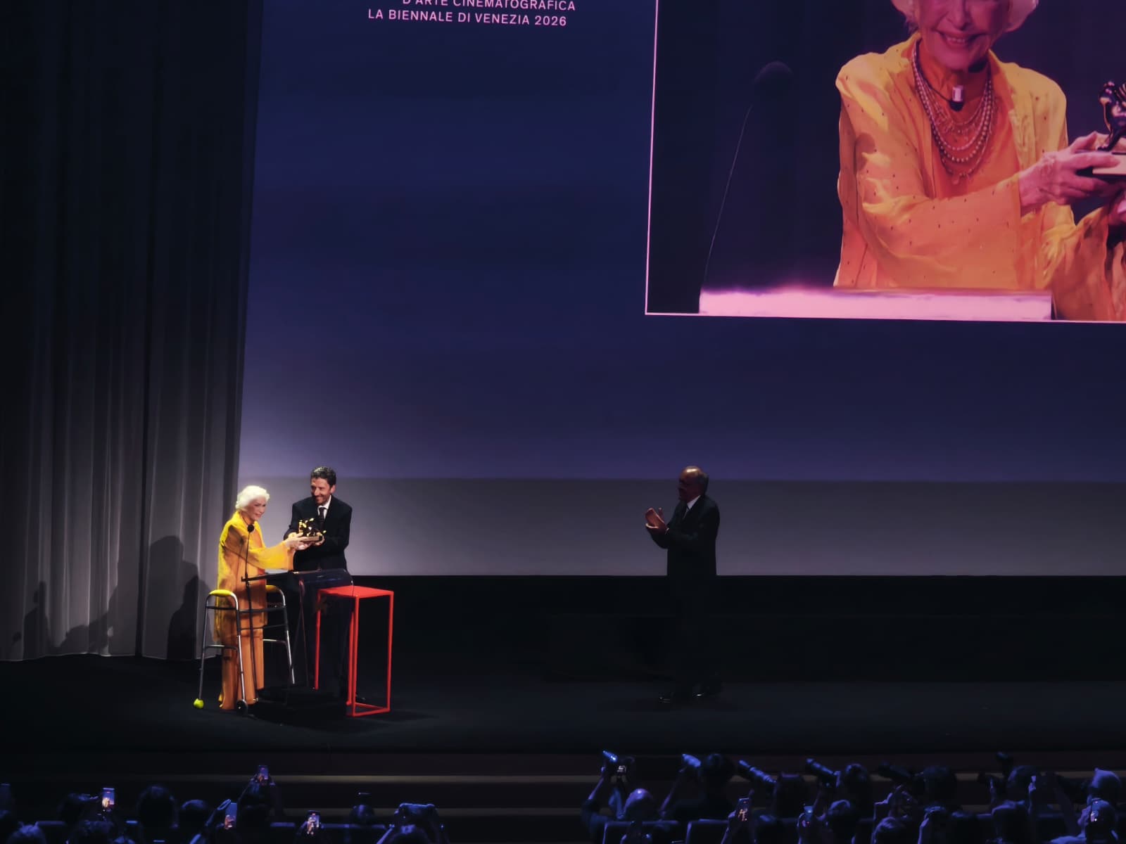 ellen_burstyn_riceve_il_leone_d_oro.jpeg (73 KB)