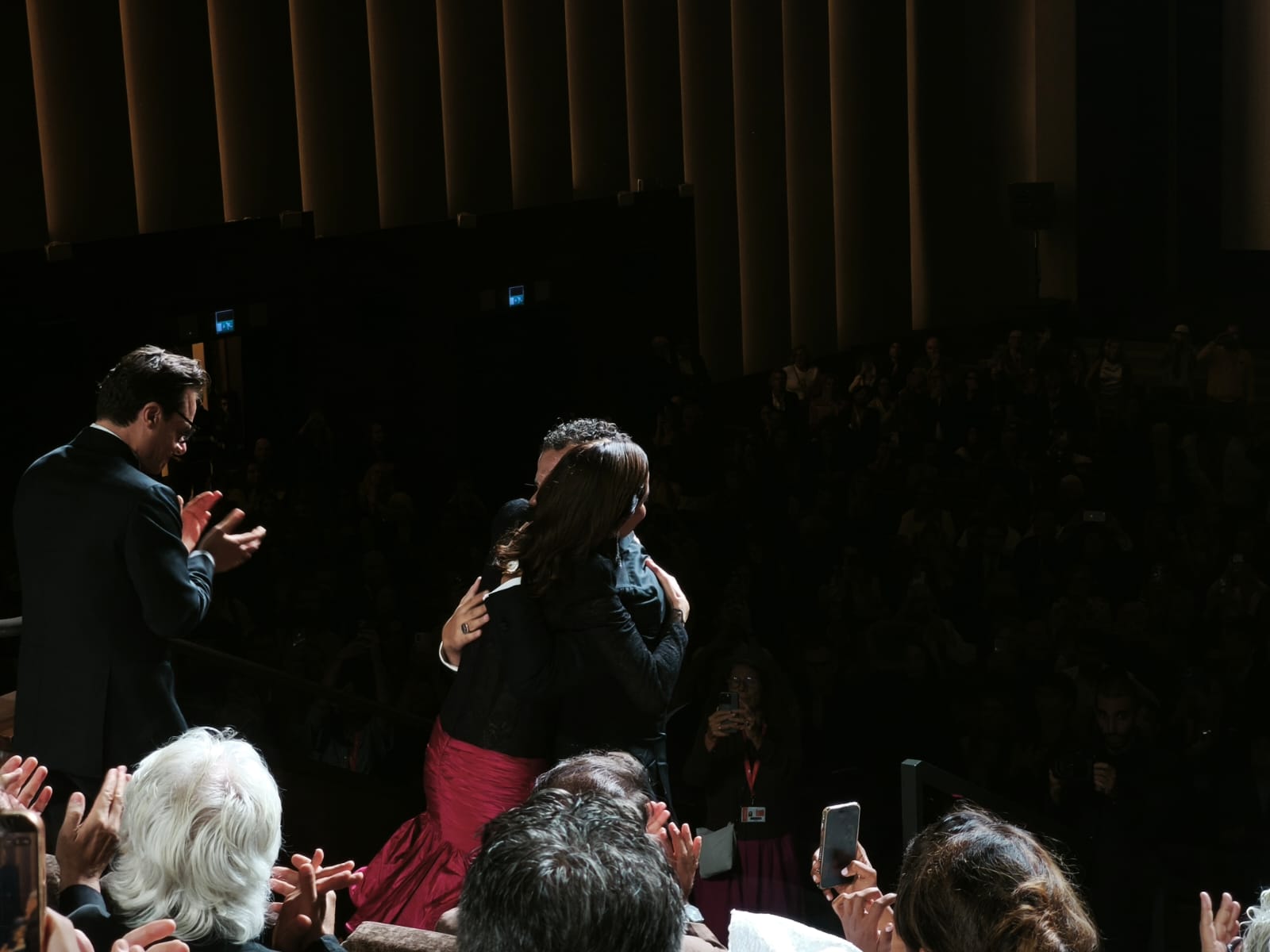 l_abbraccio_tra_vanessa_scalera_e_il_regista_edoardo_de_angelis.jpeg (105 KB)