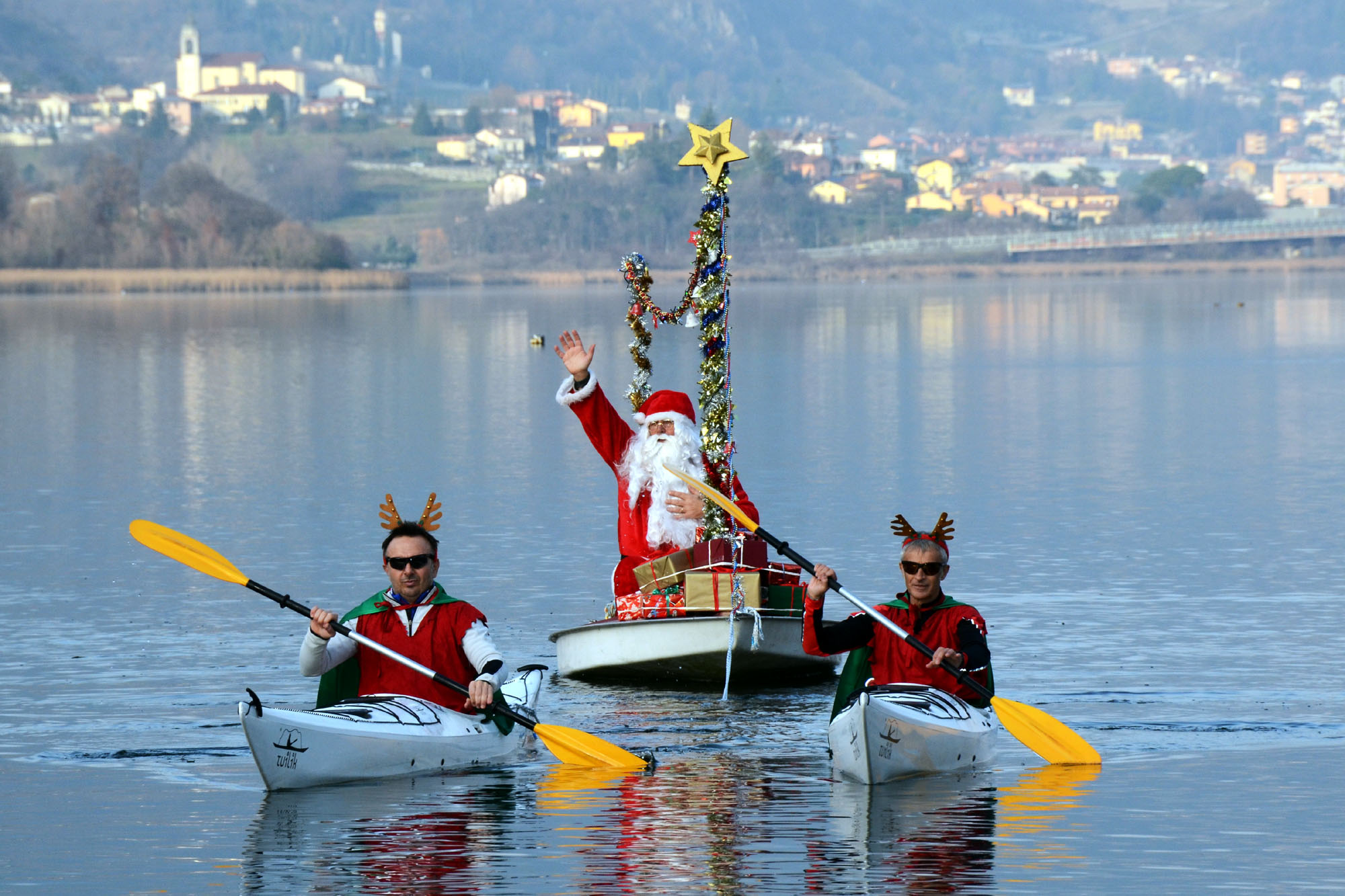 BABBO_NATALE_VIEN_DAL_LAGO_16.jpg (395 KB)