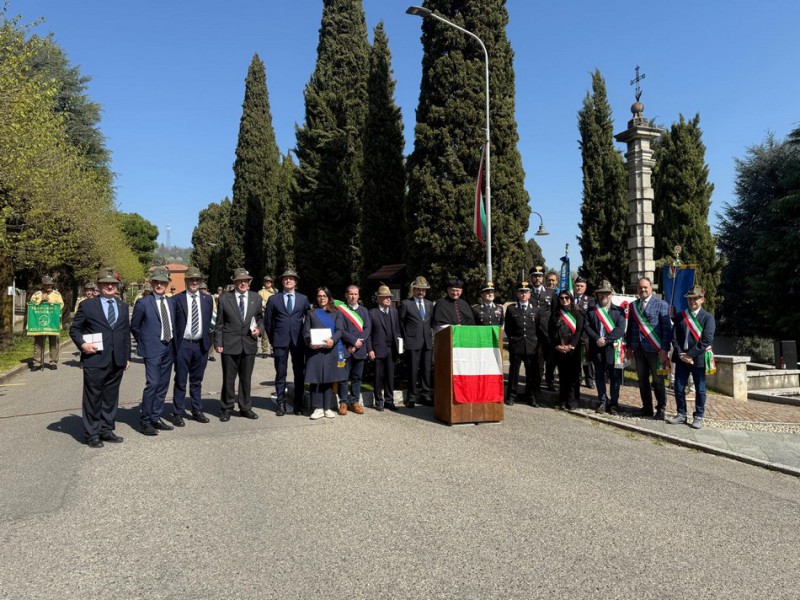 Le autorit  omaggiate con la targa
