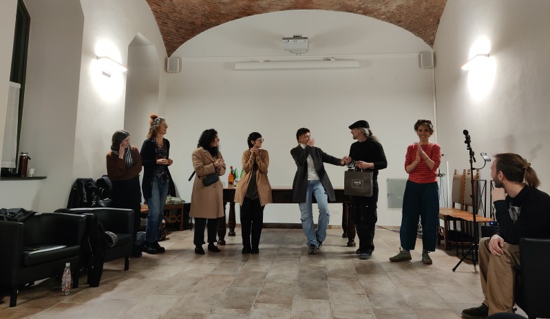 Da sinistra Giulia, Francesca, Ilaria, Alice, Jade, Andrea e Zoe