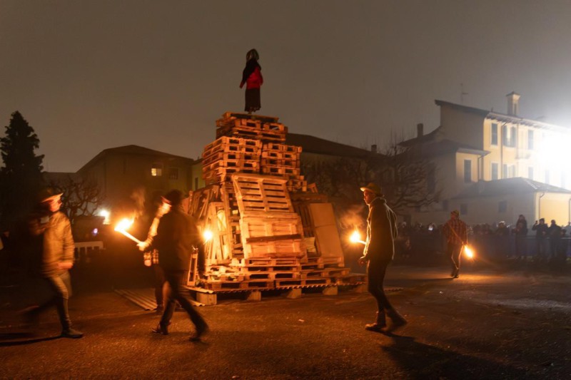 Giubiana contra in festa  13 .