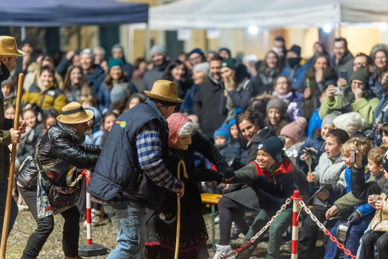 Giubiana contra in festa  15 .