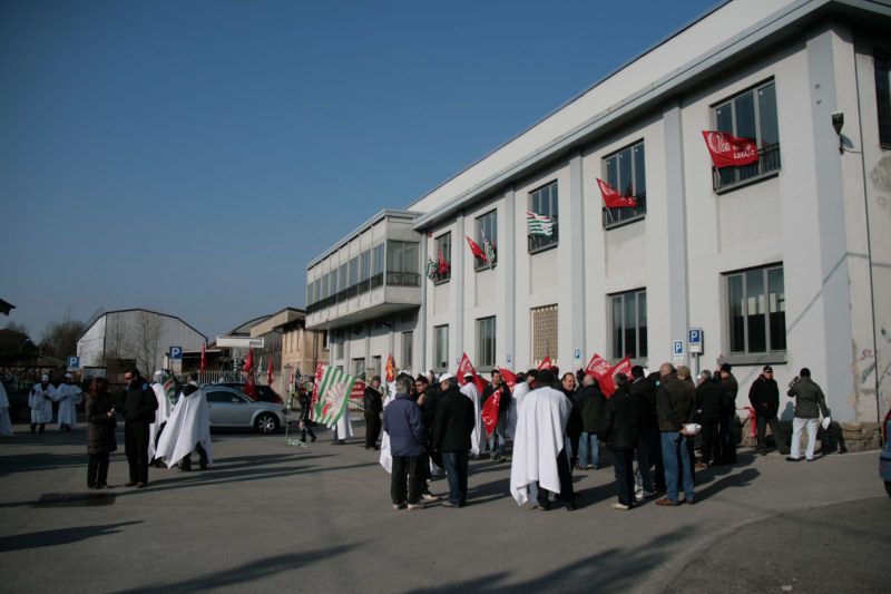 http://www.casateonline.it/public/filemanager/pub_files_archivio/gallerie/Costa_protesta_Rsi/Costa_rsi_piazza03.JPG